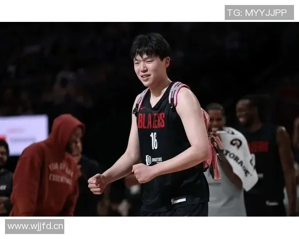 融入球队文化！杨瀚森化身背景板 满脸微笑与球迷合影留念